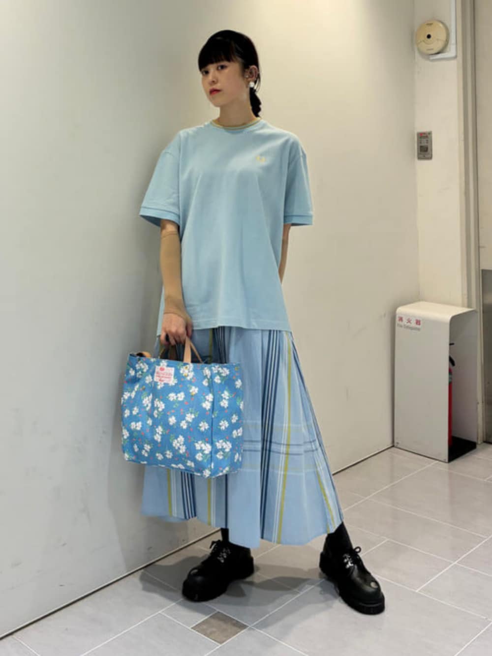 ブルー系のTシャツ/カットソー、ブルー系のショルダーバッグ、ブルー系のスカートを着用したレディースの夏コーディネートの1枚目の写真