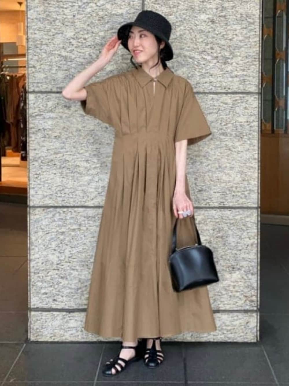 ブラウン系のワンピース、ブラック系のトートバッグ、ブラック系のハットを着用したレディースの夏コーディネートの1枚目の写真