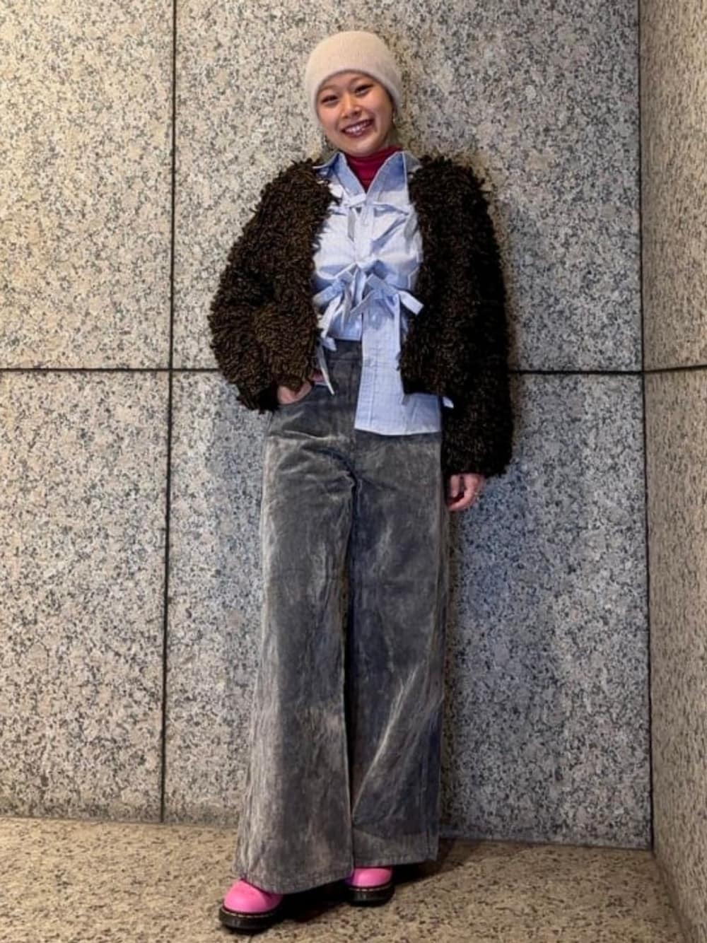 シルバー系のその他パンツ、ブラウン系のニット/セーター、ブルー系のシャツ/ブラウスを着用したレディースの秋コーディネートの1枚目の写真