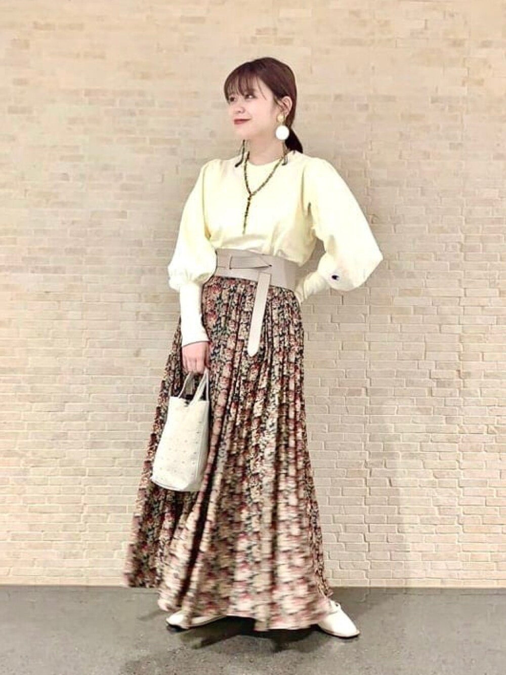 ホワイト系のTシャツ/カットソー、ブラック系のスカート、ブラック系のサンダルを着用したレディースの秋コーディネートの1枚目の写真