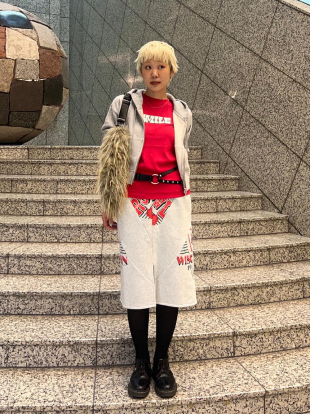ベージュ系のトートバッグ、レッド系のTシャツ/カットソー、グレー系のパーカーを着用したレディースの秋コーディネートの1枚目の写真