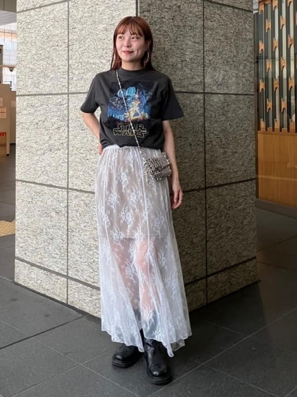 ベージュ系のスカート、グレー系のTシャツ/カットソーを着用したレディースの夏コーディネートの1枚目の写真