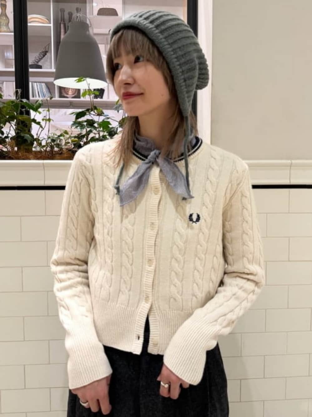 ホワイト系のカーディガン/ボレロ、シルバー系のシャツ/ブラウス、グレー系のスラックスを着用したレディースの秋コーディネートの1枚目の写真