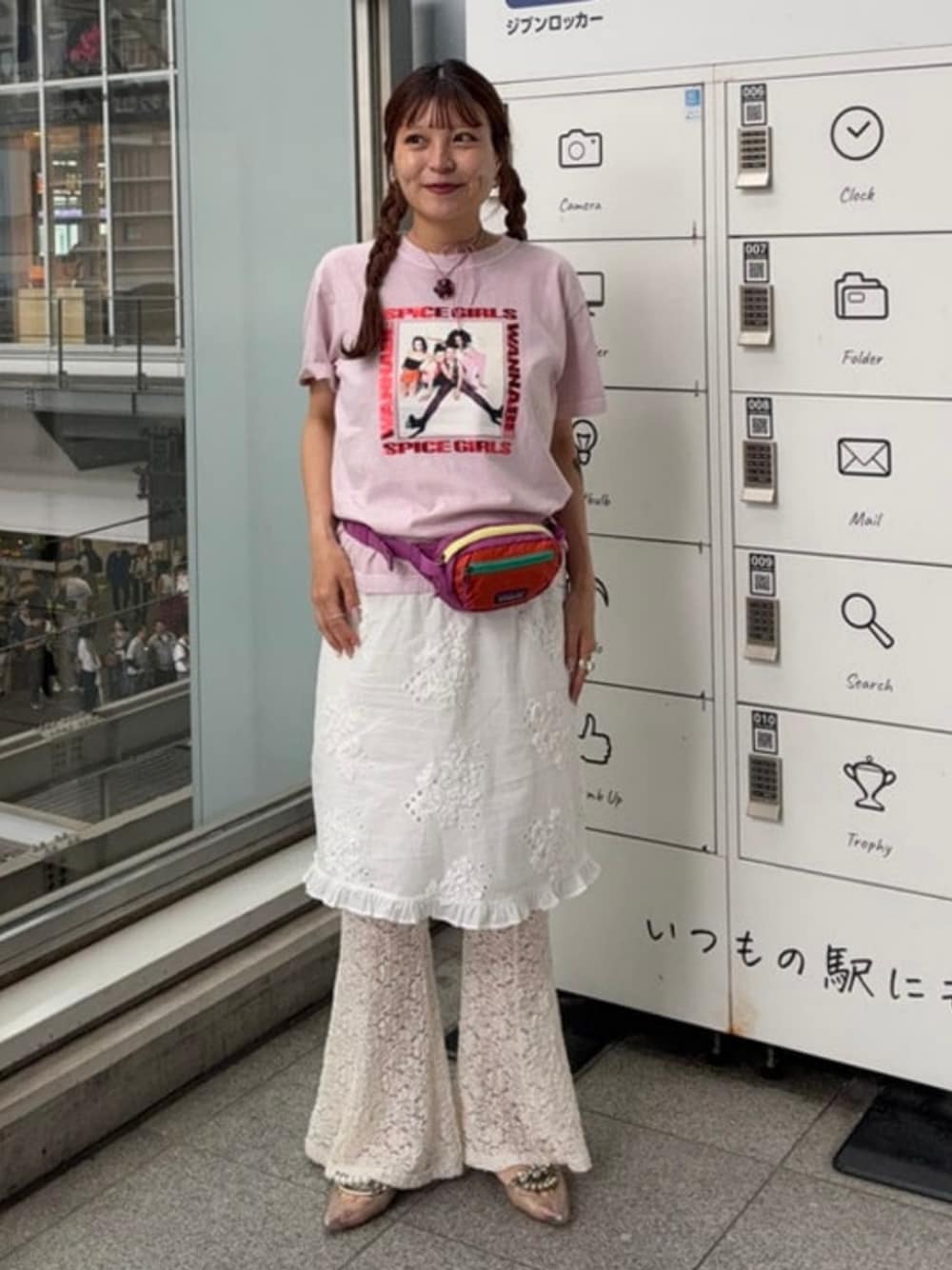 ピンク系のTシャツ/カットソーを着用したレディースの夏コーディネートの1枚目の写真
