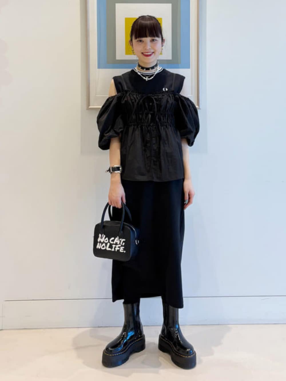 ブラック系のハンドバッグ、ブラック系のワンピース、ブラック系のシャツ/ブラウスを着用したレディースの春コーディネートの1枚目の写真