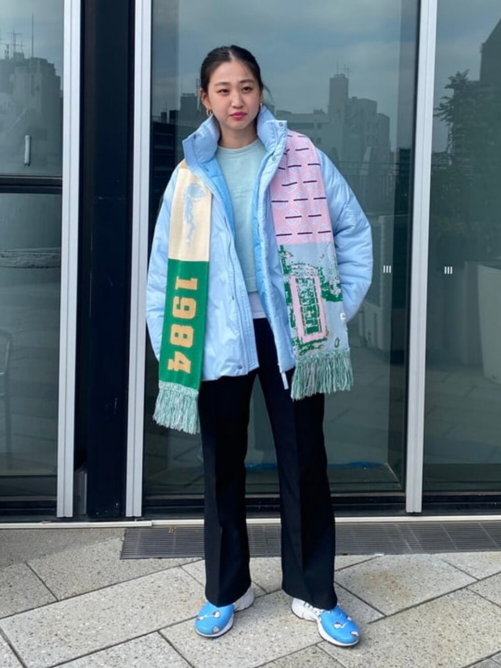 「Ray BEAMS、アウター、アウターコーデ、マフラー、マフラーコーデ、ロングコート、休日スタイル、冬コーデ、きれいめカジュアル、お出かけコーデ、冬アウター、韓国ファッション、オトナカジュアル、大人女子、パンツコーデ」｜「Ray BEAMSのジャガード サッカー マフラー（マフラー、その他）」を使った、Ray BEAMSさん（レディース・167cm）の秋コーディネートの1枚目の写真
