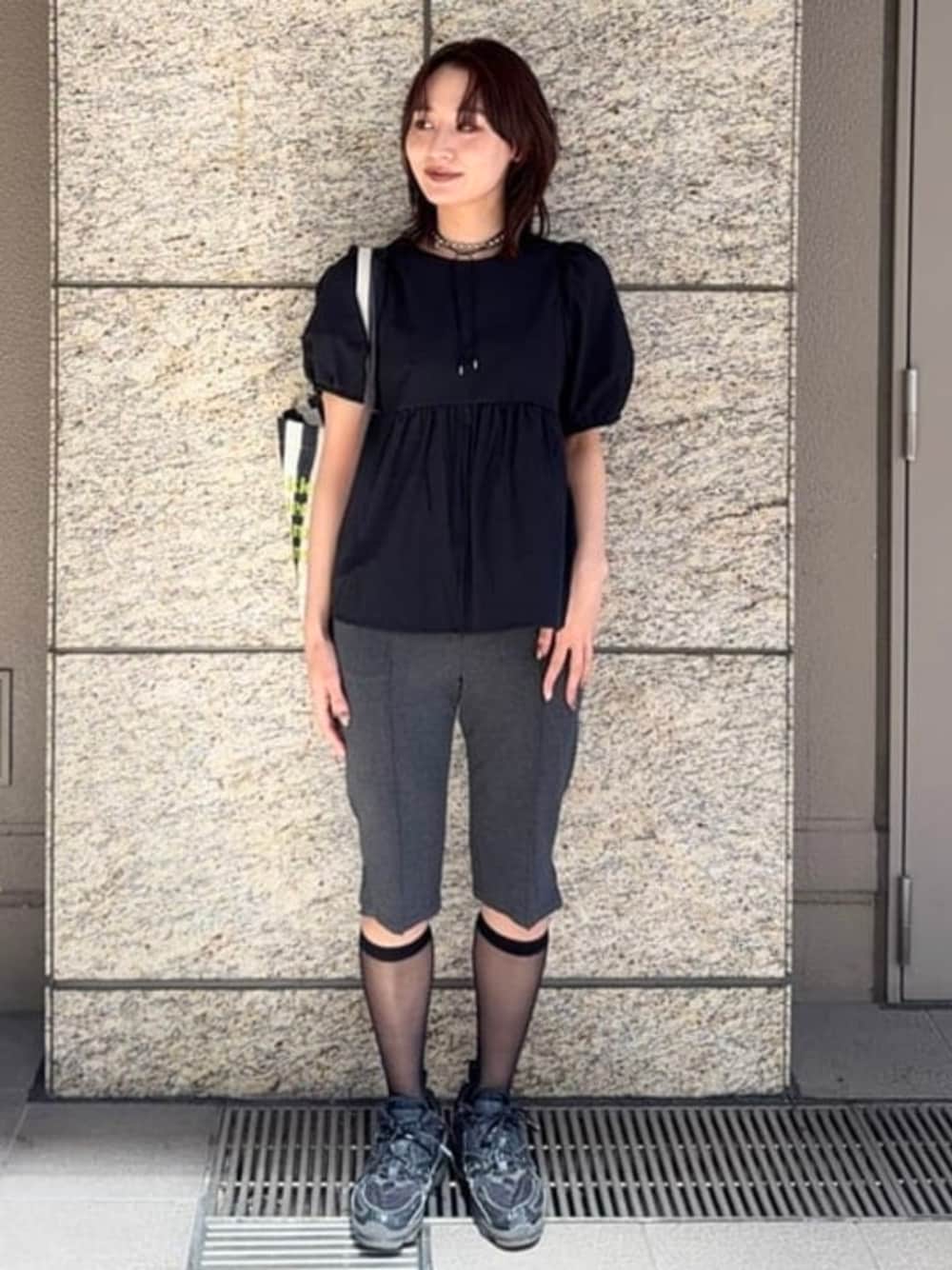 グレー系のその他パンツ、ブラック系のシャツ/ブラウス、ブラック系のトートバッグを着用したレディースの春コーディネートの1枚目の写真