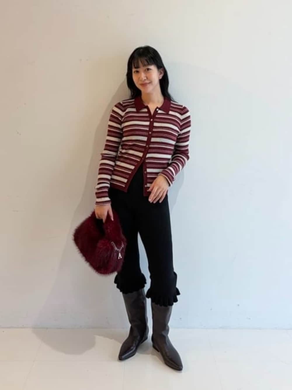 ブラック系のその他パンツ、レッド系のカーディガン/ボレロ、レッド系のトートバッグを着用したレディースの夏コーディネートの1枚目の写真