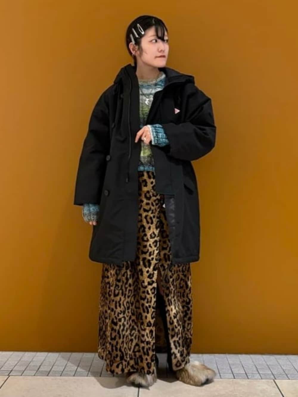 ブラック系のその他アウターを着用したレディースの冬コーディネートの1枚目の写真