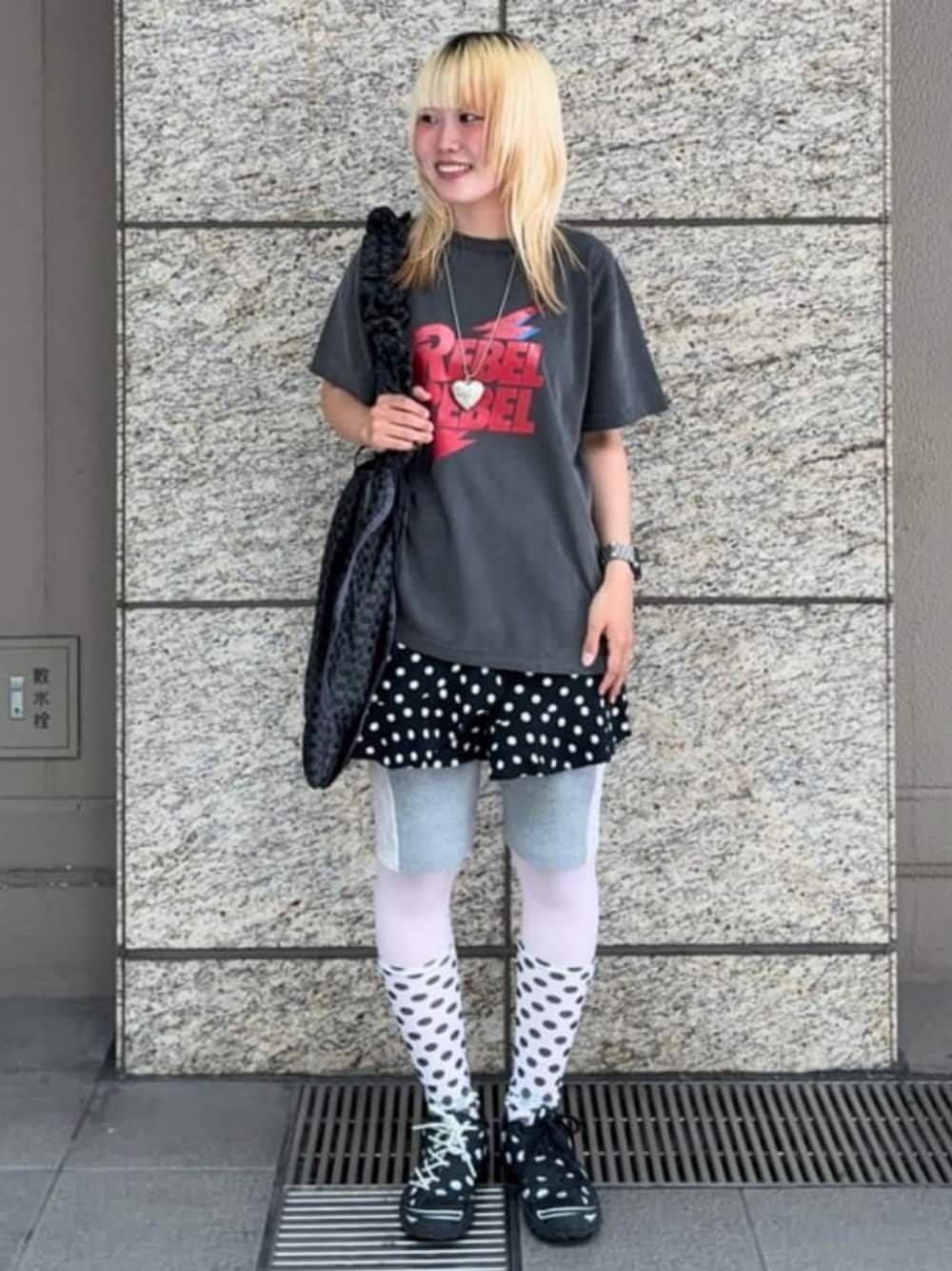 その他のスニーカー、ブラック系のTシャツ/カットソー、ブラック系のトートバッグを着用したレディースの夏コーディネートの1枚目の写真