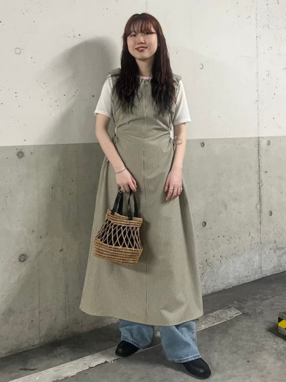 グリーン系のワンピース、ホワイト系のTシャツ/カットソー、ブラック系のかごバッグを着用したレディースの夏コーディネートの1枚目の写真
