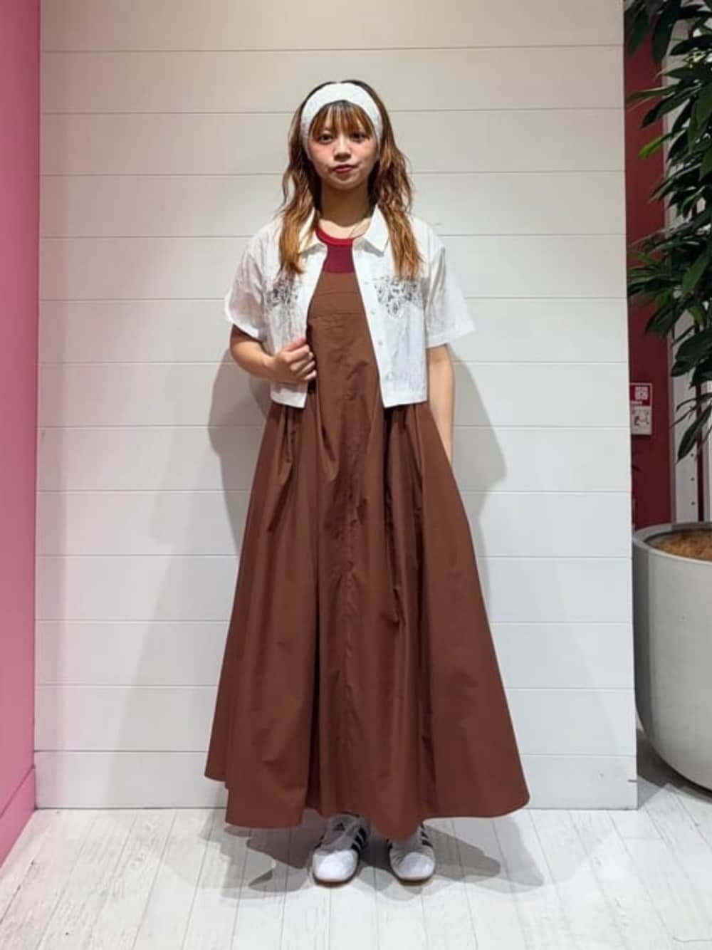 ホワイト系のシャツ/ブラウス、ブラウン系のワンピース、レッド系のタンクトップを着用したレディースの夏コーディネートの1枚目の写真