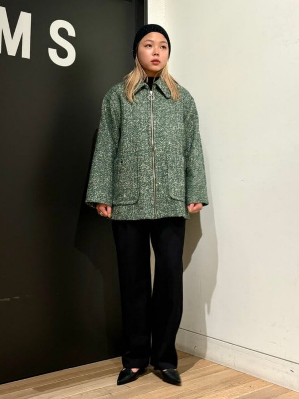 「Ray BEAMS、大人カジュアル、コート、グリーン、パンツスタイル、ブラック、パンプス、シンプル、ニット帽、ラメ、ニット、パンツ、秋冬コーデ」｜「Ray BEAMSのスパンコール ラメ ビーニー（ニットキャップ/ビーニー、ブラック系）」を使った、Ray BEAMSさん（レディース・165cm）の秋コーディネートの1枚目の写真