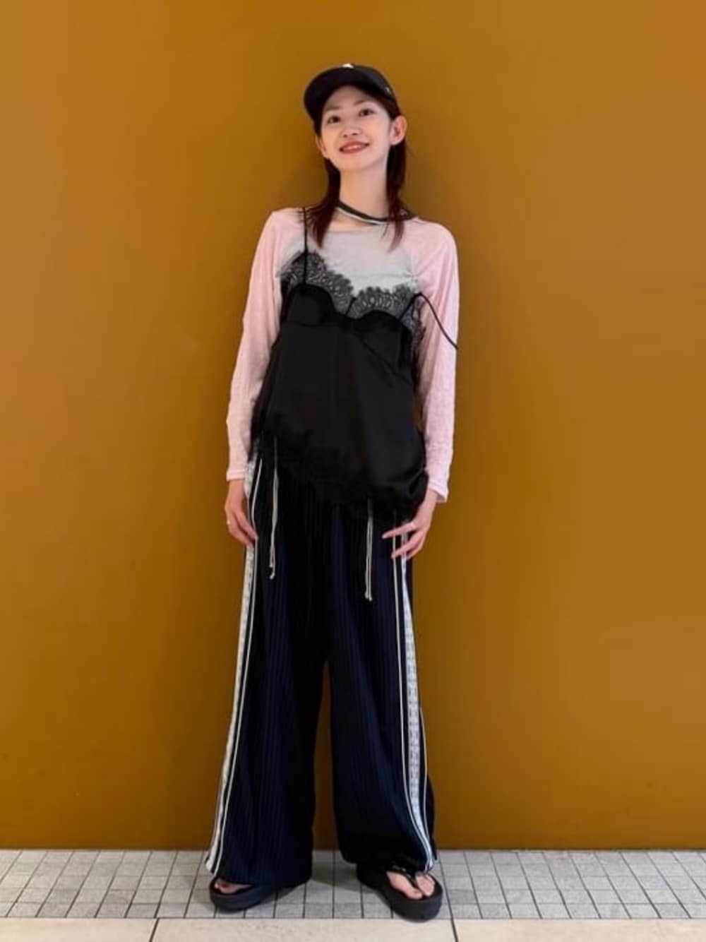 ブルー系のその他パンツ、ブラック系のシャツ/ブラウス、グレー系のTシャツ/カットソーを着用したレディースの夏コーディネートの1枚目の写真