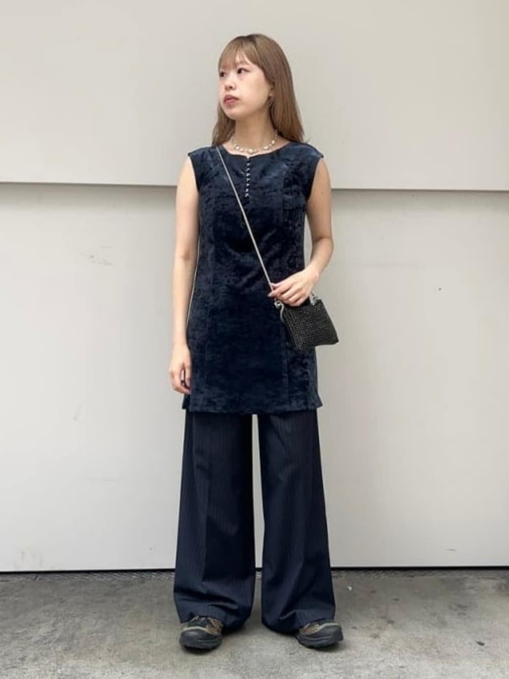 ブルー系のワンピース、ブルー系のその他パンツ、ブラック系のポーチを着用したレディースの夏コーディネートの1枚目の写真