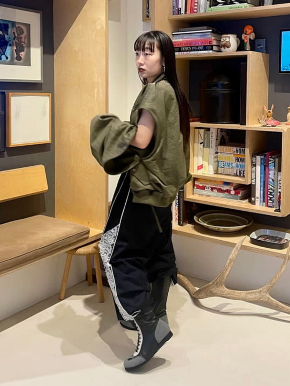 「Ray BEAMS、ブルゾン、トラックパンツ、ラインパンツ、レース、秋コーデ、デートコーデ、韓国ファッション、休日スタイル、スポーツミックス、カーキ、大人女子、パンツスタイル、大人ガーリー、秋冬コーデ」｜「Ray BEAMSのサイド レース ラインパンツ（その他パンツ、ブルー系）」を使った、Ray BEAMSさん（レディース・157cm）の秋コーディネートの1枚目の写真