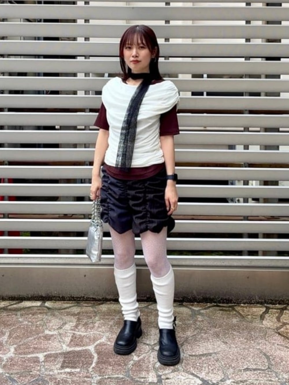 ブラウン系のTシャツ/カットソー、ホワイト系のTシャツ/カットソー、ブラック系のTシャツ/カットソーを着用したレディースの夏コーディネートの1枚目の写真