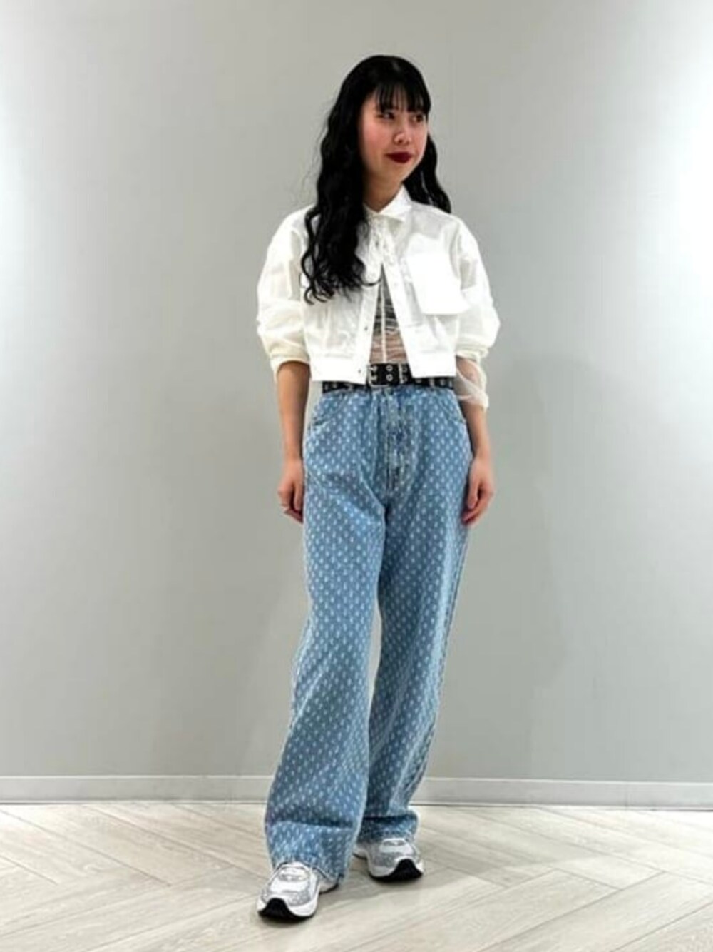 ホワイト系のTシャツ/カットソー、ブルー系のデニムパンツ、ホワイト系のシャツ/ブラウスを着用したレディースの冬コーディネートの1枚目の写真