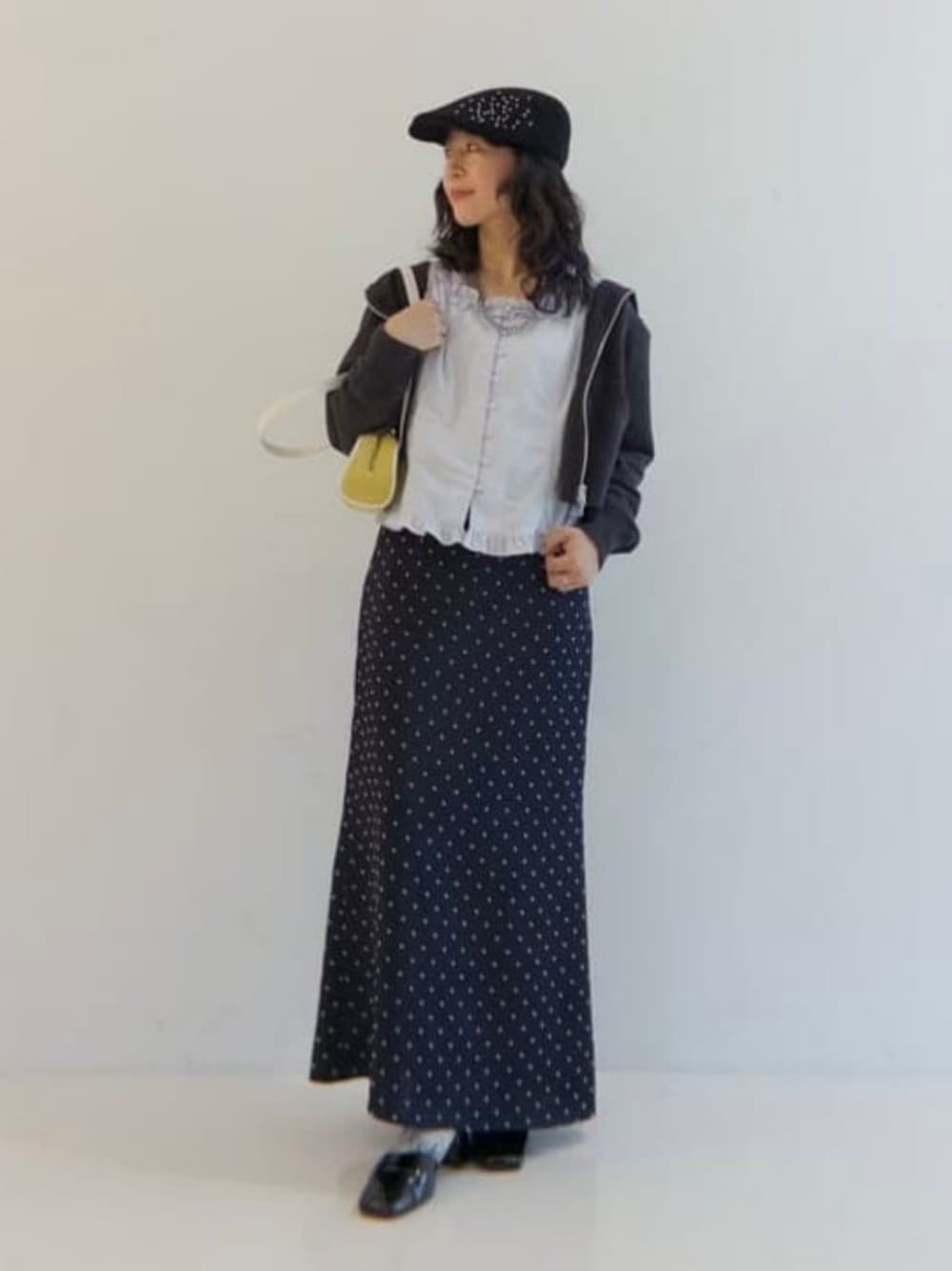 ブラック系のパンプス、ブルー系のシャツ/ブラウスを着用したレディースの夏コーディネートの1枚目の写真
