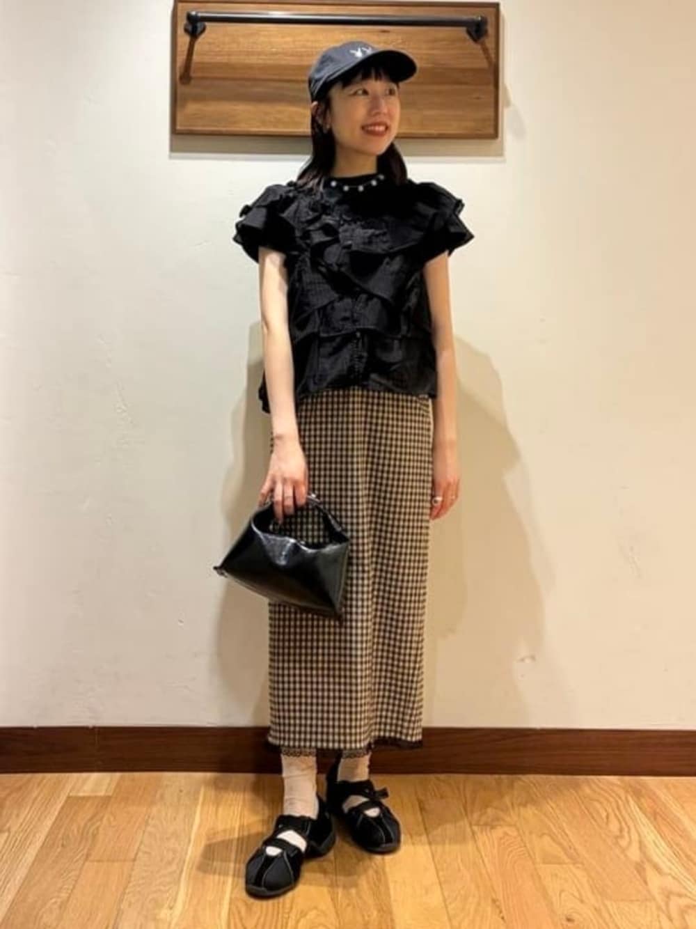ブラック系のショルダーバッグ、ブラック系のシャツ/ブラウスを着用したレディースの夏コーディネートの1枚目の写真