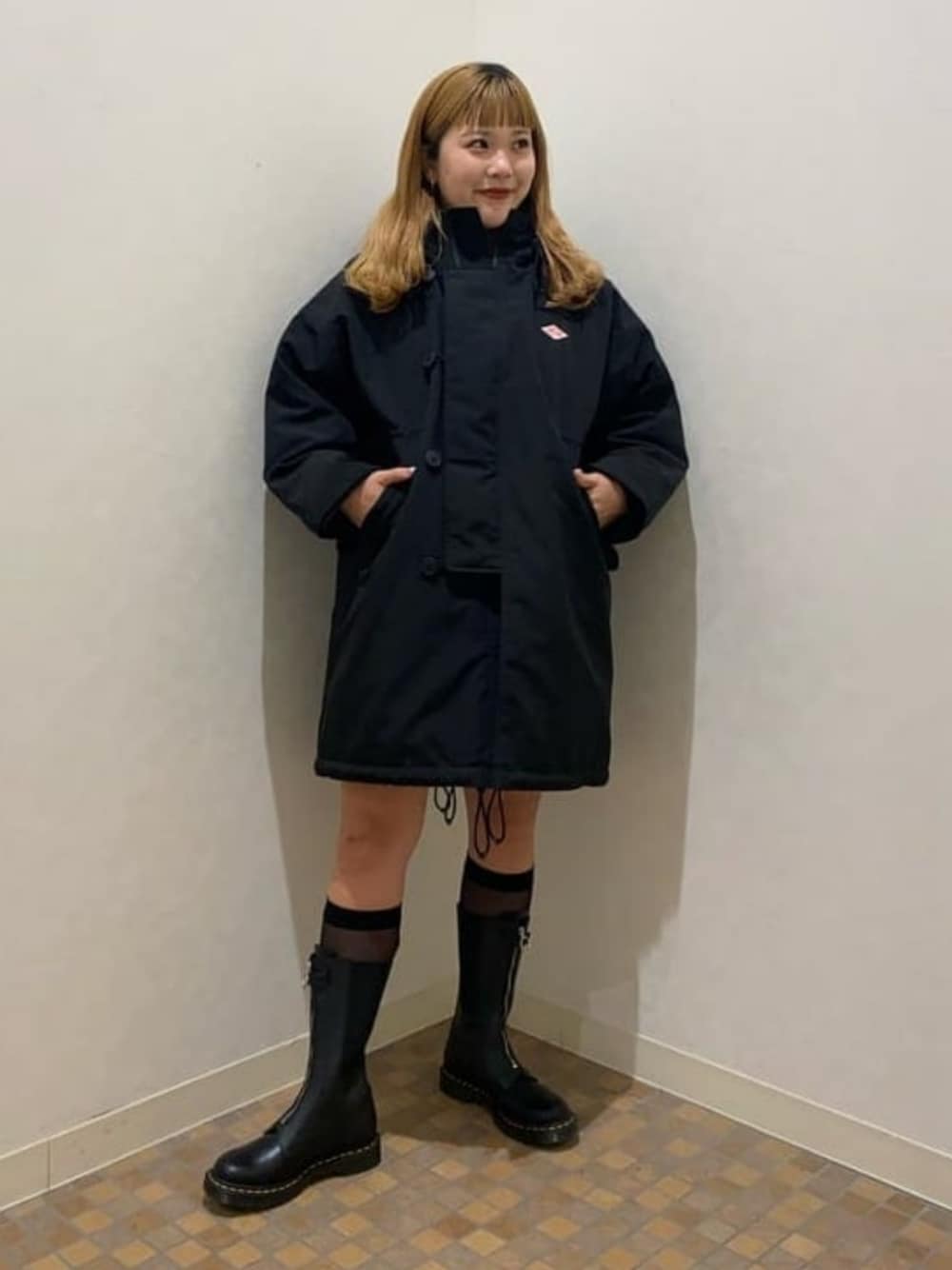 ブラック系のその他アウターを着用したレディースの冬コーディネートの1枚目の写真