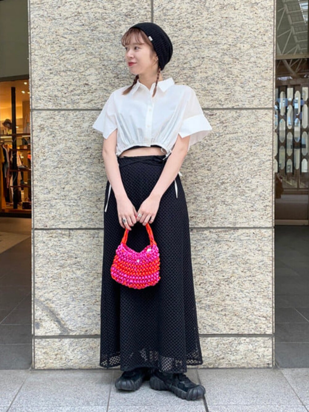 ブラック系のスカート、ホワイト系のシャツ/ブラウス、その他のハンドバッグを着用したレディースの春コーディネートの1枚目の写真