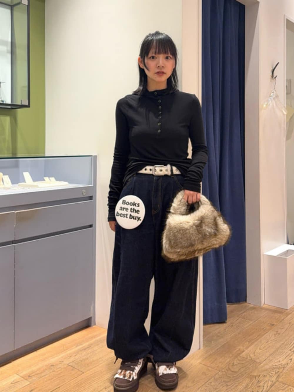 ベージュ系のトートバッグ、ブラック系のTシャツ/カットソー、ブラウン系のスニーカーを着用したレディースの秋コーディネートの1枚目の写真