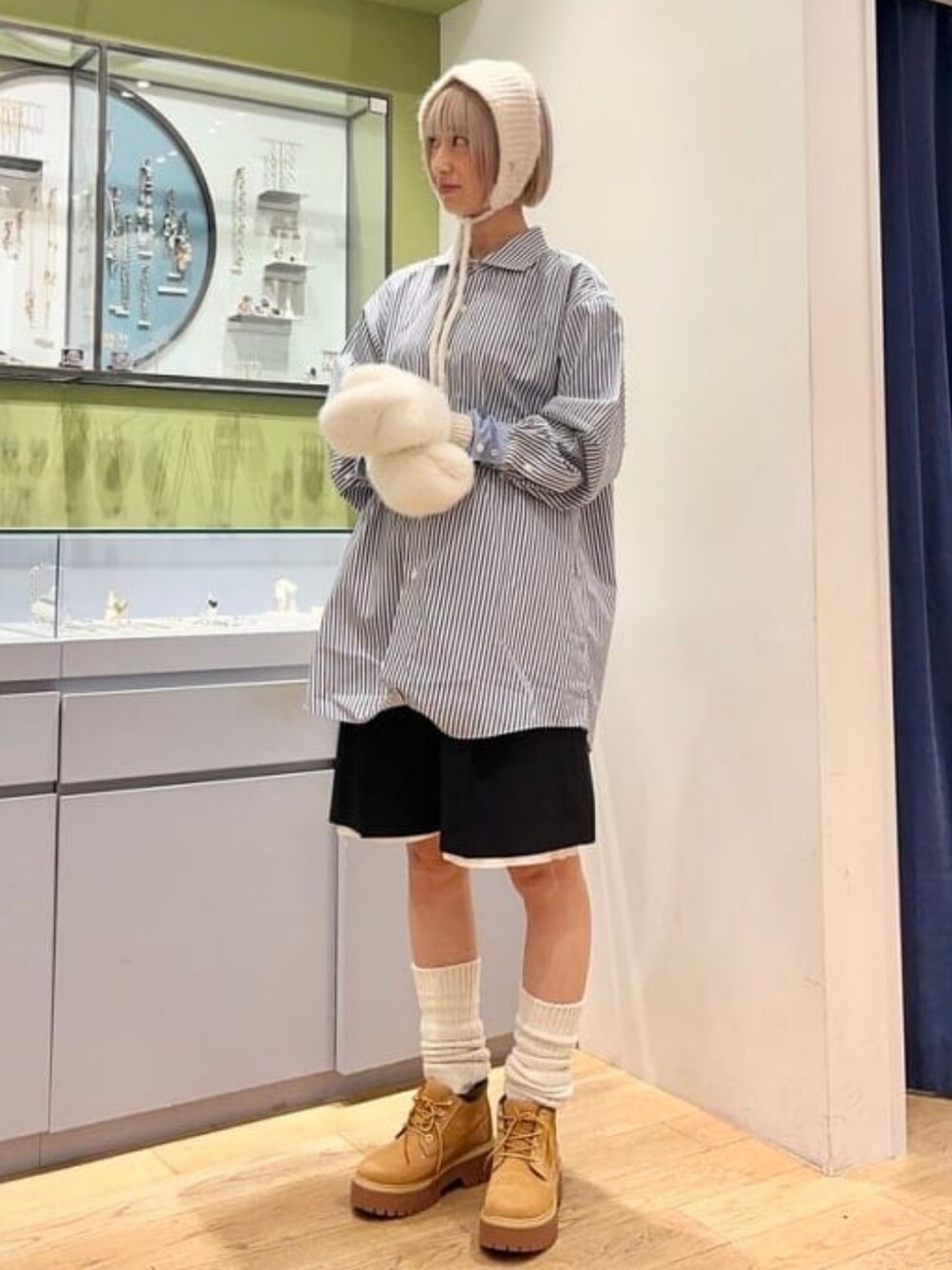 ブラック系のその他パンツ、ホワイト系の手袋、ホワイト系のその他ヘアアクセサリーを着用したレディースの秋コーディネートの1枚目の写真