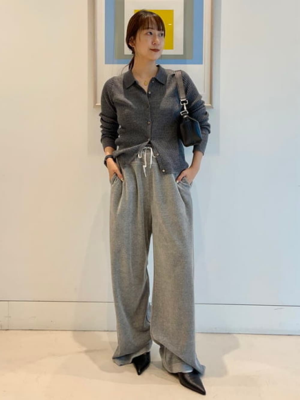 ブラック系のパンプス、シルバー系のシャツ/ブラウスを着用したレディースの夏コーディネートの1枚目の写真