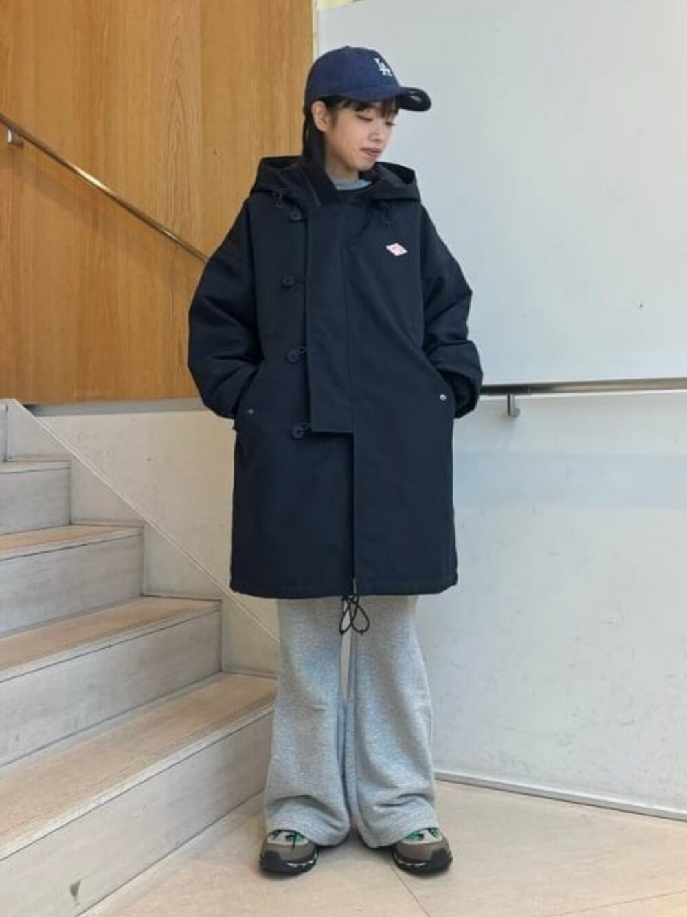 「Ray BEAMS、大人カジュアル、コート、DANTON、スウェットパンツ、パンツスタイル、スニーカー、キャップ、シンプル、秋冬コーデ、グレー、休日スタイル、NEW ERA、ブルゾン」｜「Ray BEAMSのChampion  / 別注 ロング パンツ（スウェットパンツ、グレー系）」を使った、Ray BEAMSさん（レディース・156cm）の秋コーディネートの1枚目の写真