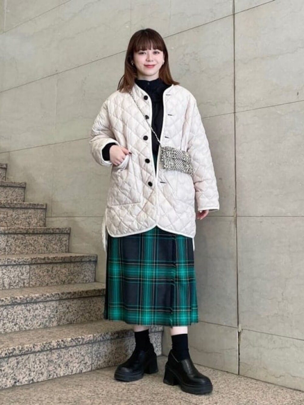 「Ray BEAMS、大人カジュアル、大人コーデ、大人女子、大人ガーリー、きれいめカジュアル、キレイめ、キルティング、キルティングジャケット、ダウンジャケット、ダウンコート、ダウン、ショルダーバッグ、ビーズバッグ、冬コーデ」｜「Ray BEAMSのGYMPHLEX / キルト ダウン コート（ダウンジャケット/コート、ベージュ系）」を使った、Ray BEAMSさん（レディース・158cm）の冬コーディネートの1枚目の写真