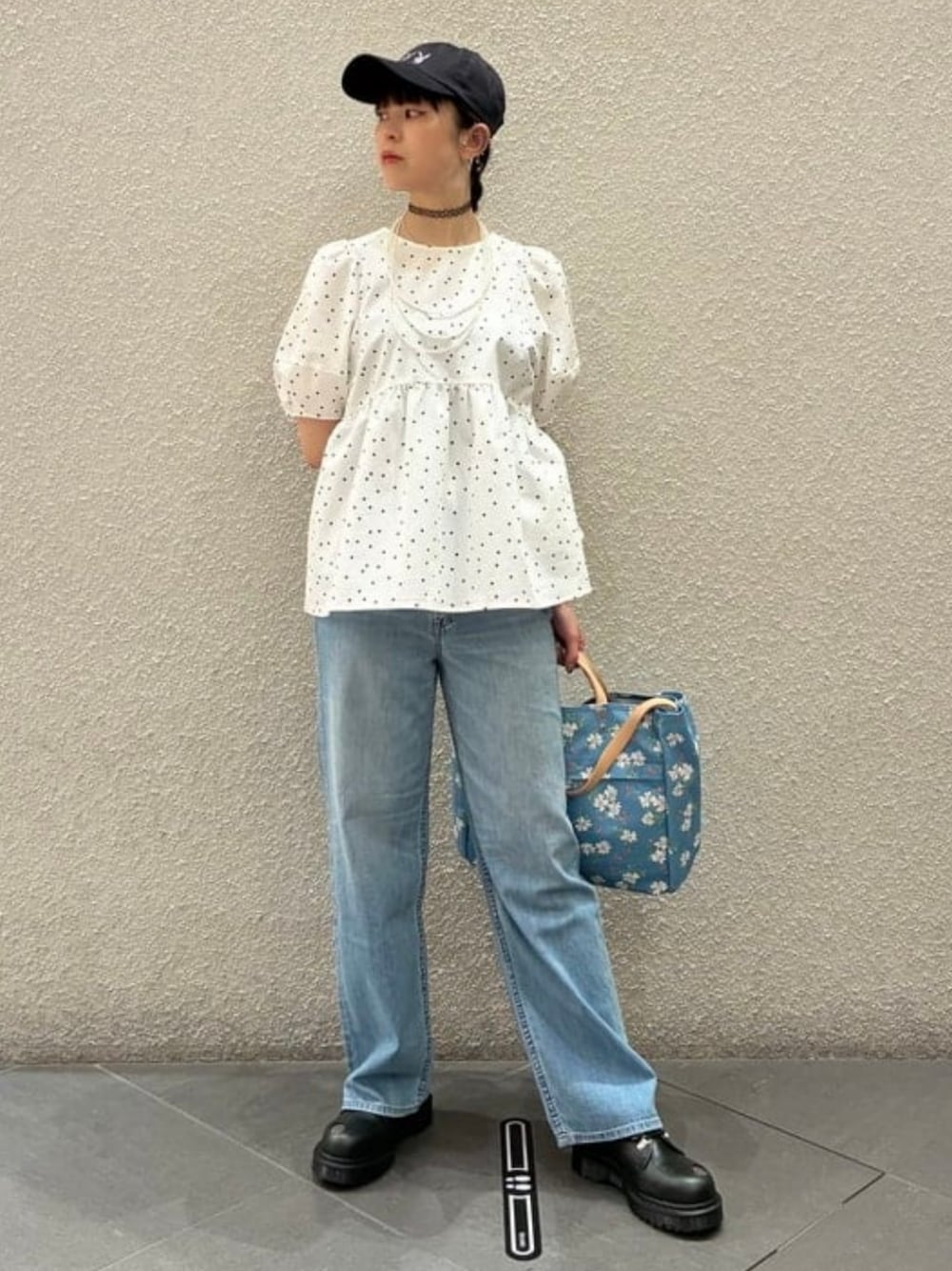 その他のシャツ/ブラウス、ブルー系のデニムパンツ、ブルー系のショルダーバッグを着用したレディースの夏コーディネートの1枚目の写真