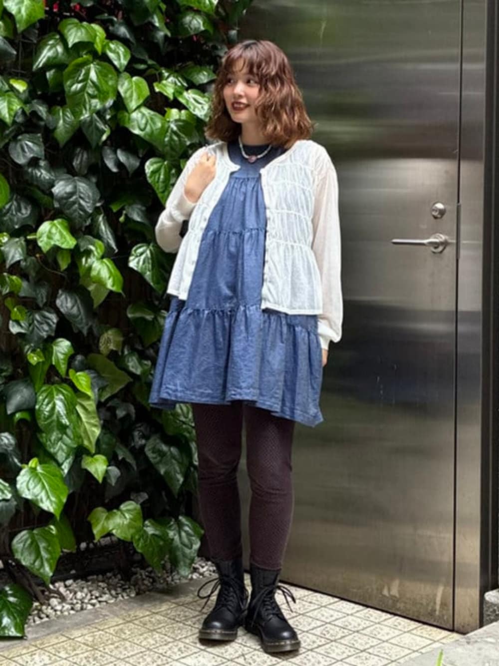 ブルー系のシャツ/ブラウス、ホワイト系のカーディガン/ボレロ、ゴールド系のネックレスを着用したレディースの春コーディネートの1枚目の写真