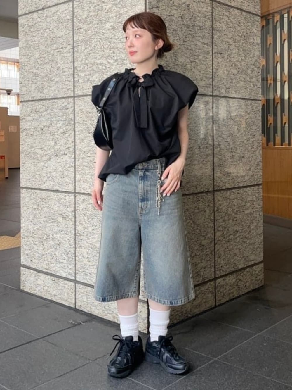 ブラック系のトートバッグ、ブルー系のデニムパンツ、ブラック系のシャツ/ブラウスを着用したレディースの夏コーディネートの1枚目の写真