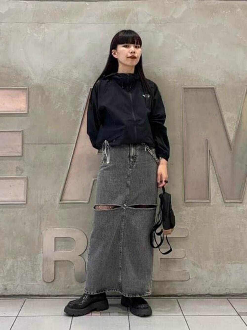 「Ray BEAMS、大人カジュアル、大人コーデ、大人女子、スポーツミックス、春コーデ、春アウター、ブルゾン、ブラック、ブラックコーデ、オールブラック、ミニバッグ、シンプルコーデ、お出かけコーデ、デニム」｜「THE NORTH FACEのTHE NORTH FACE TNF BE FREE JACKET / ザ・ノース・フェイス TNF ビー フリー ジャケット（ブルゾン、ブラック系）」を使った、Ray BEAMSさん（レディース・156cm）の春コーディネートの1枚目の写真