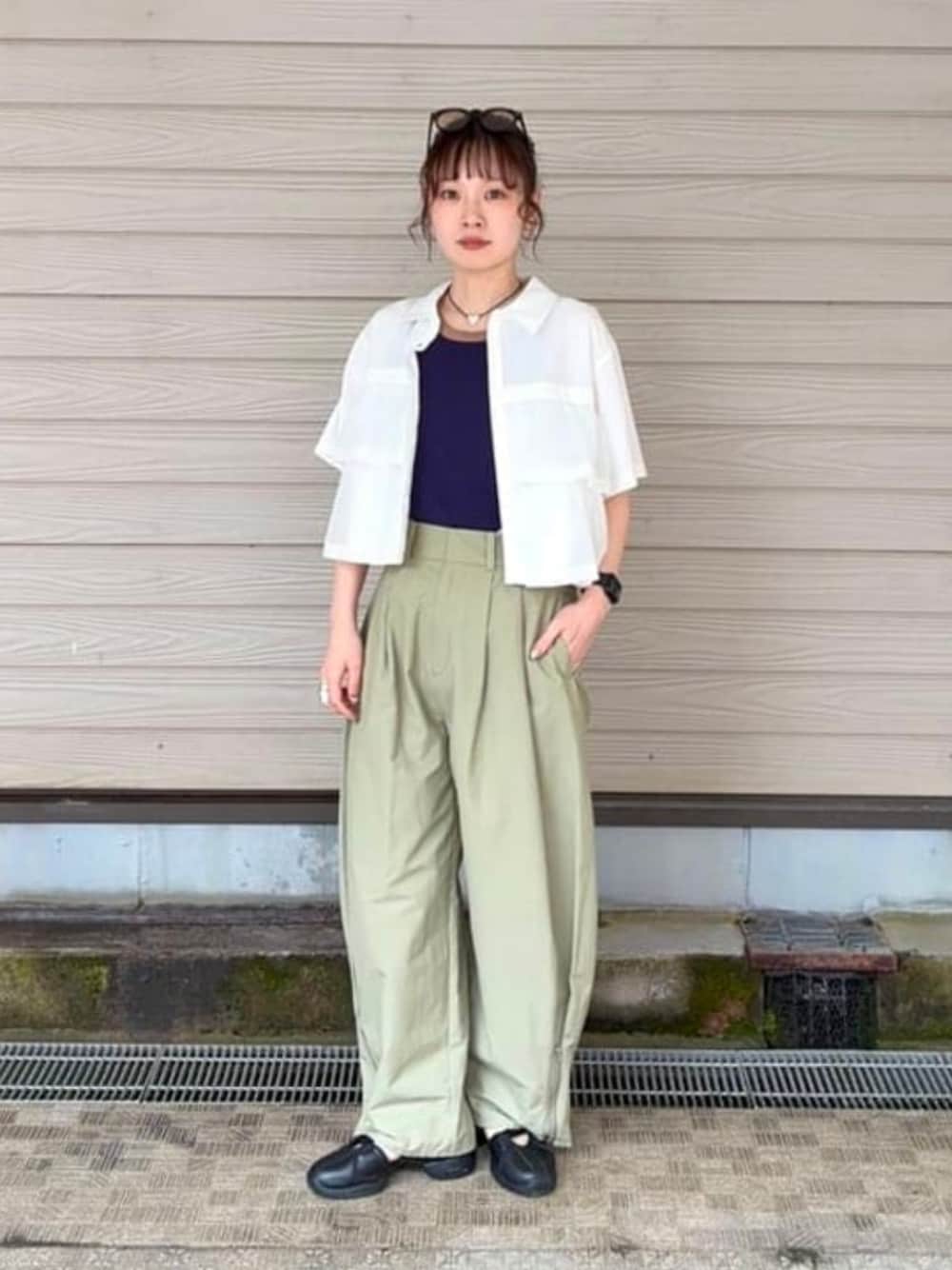 ベージュ系のその他パンツ、ホワイト系のシャツ/ブラウス、その他のサングラスを着用したレディースの春コーディネートの1枚目の写真