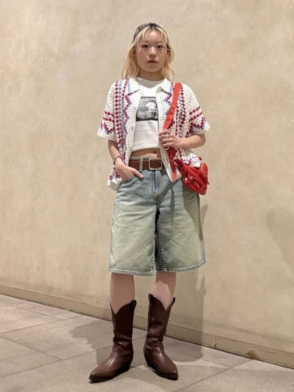 「Ray BEAMS、Levis、ウエスタンブーツ、ヒッピースタイル、ハーフパンツ、カジュアルコーデ、低身長コーデ」｜「Ray BEAMSの【別注】CONTROL FREAK / ダウニー ショルダー バッグ（トートバッグ、レッド系）」を使った、Ray BEAMSさん（レディース・152cm）の春コーディネートの1枚目の写真
