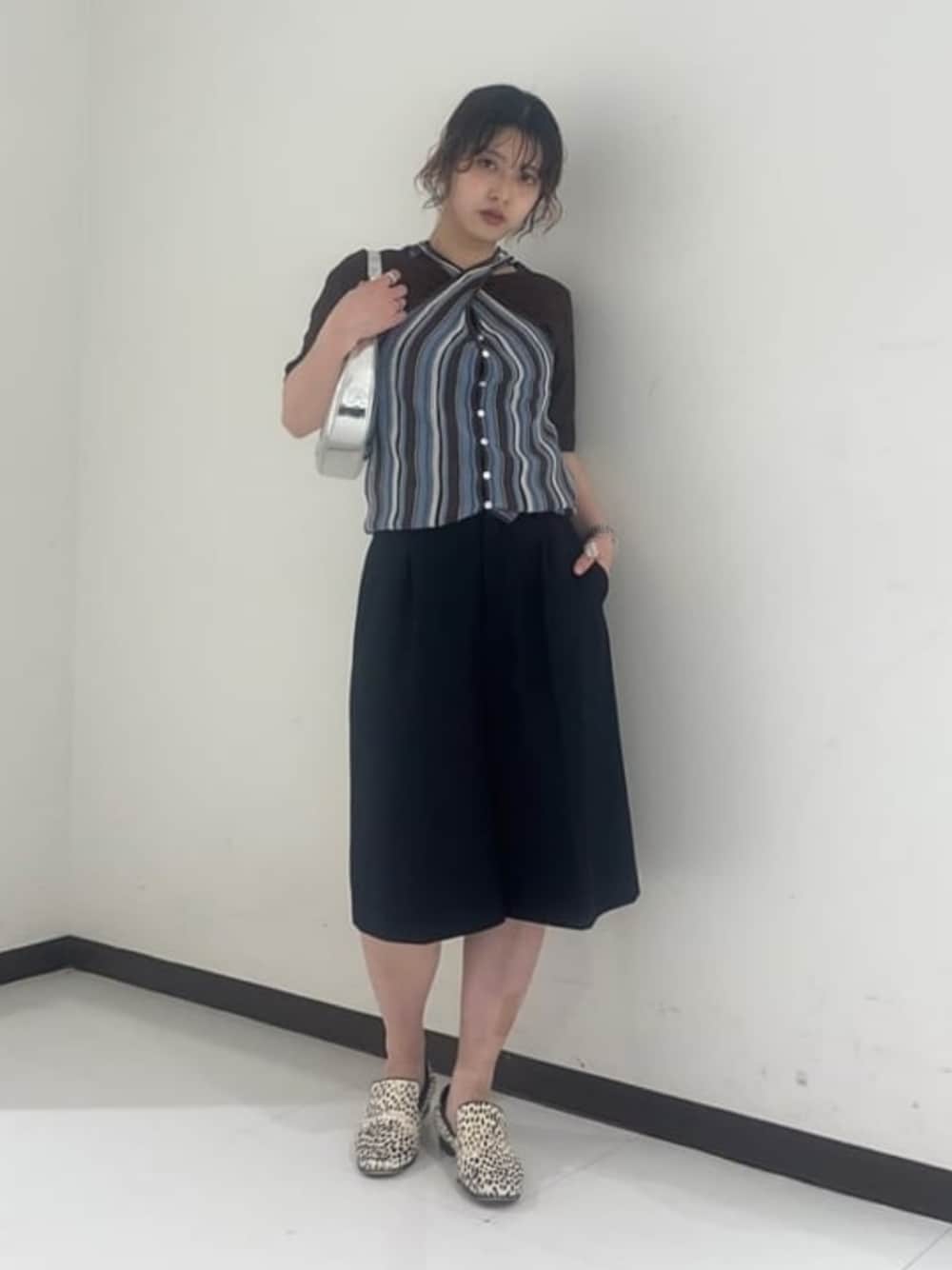 ブラウン系のTシャツ/カットソー、シルバー系のトートバッグ、ブルー系のキャミソールを着用したレディースの春コーディネートの1枚目の写真