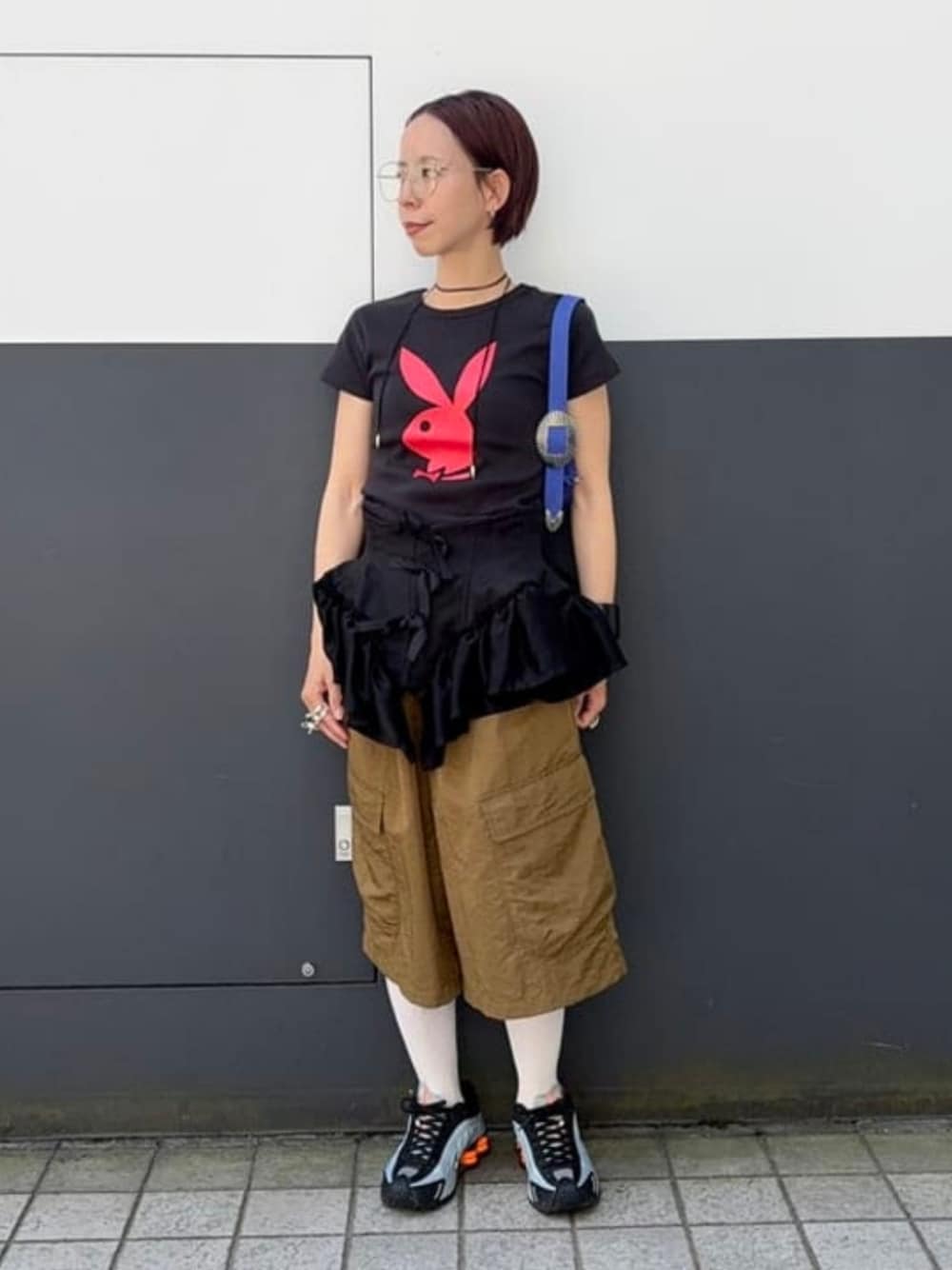 グリーン系のカーゴパンツ、ブラック系のTシャツ/カットソー、その他のメガネを着用したレディースの夏コーディネートの1枚目の写真