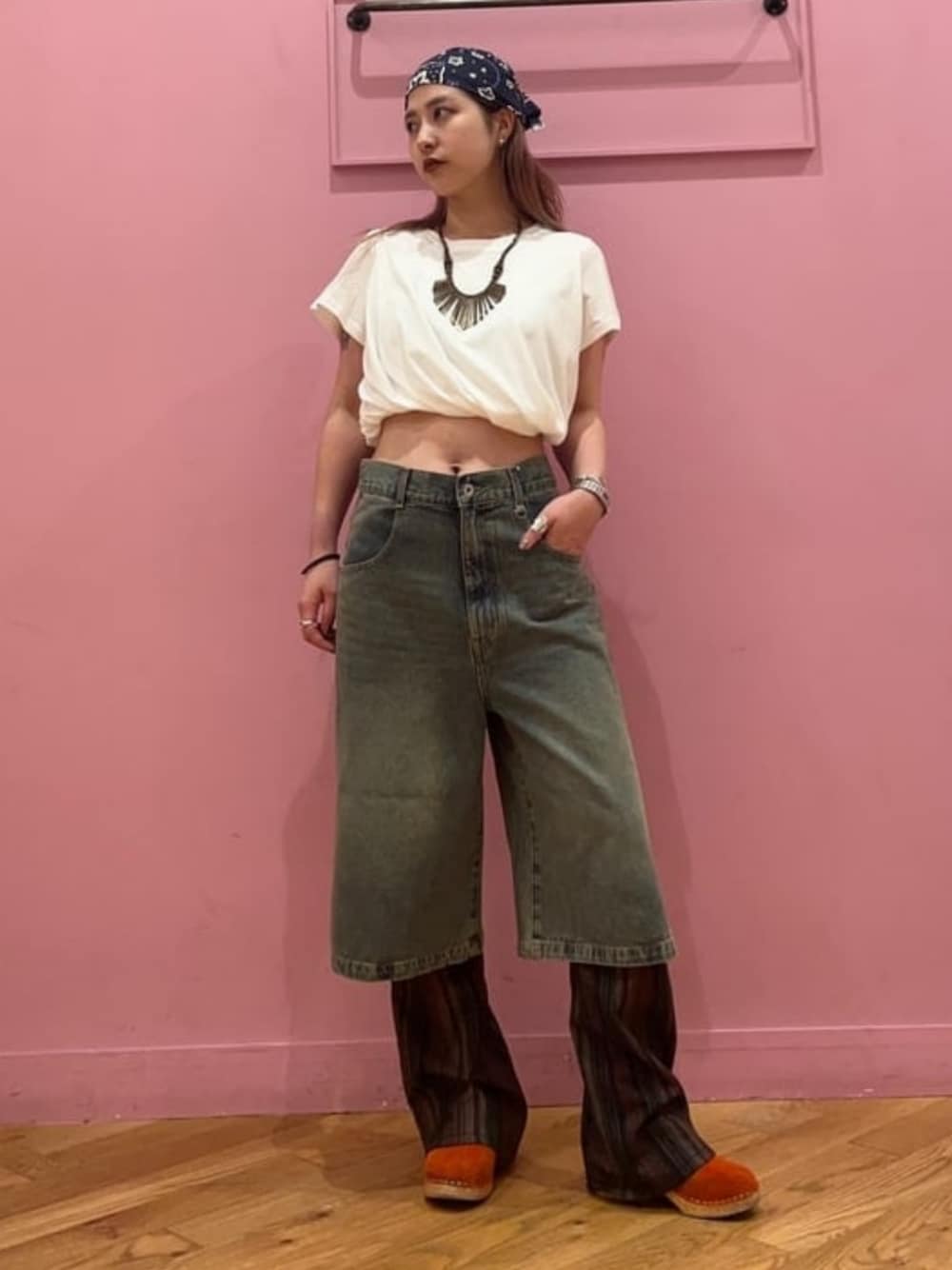 ホワイト系のTシャツ/カットソー、ブルー系のデニムパンツを着用したレディースの夏コーディネートの1枚目の写真