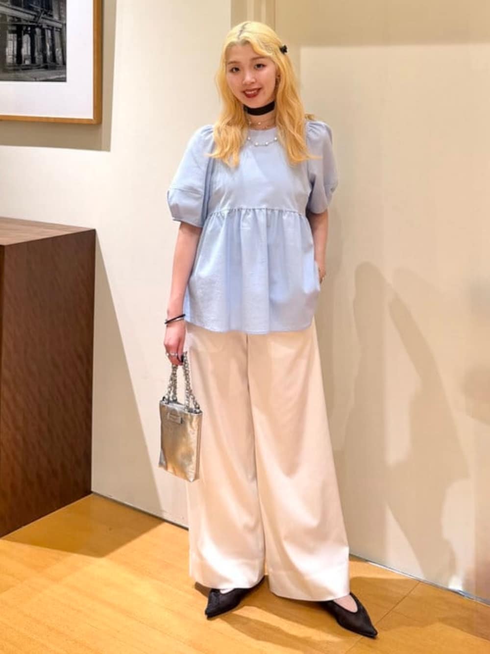 ブルー系のシャツ/ブラウス、ホワイト系のその他パンツ、シルバー系のショルダーバッグを着用したレディースの夏コーディネートの1枚目の写真