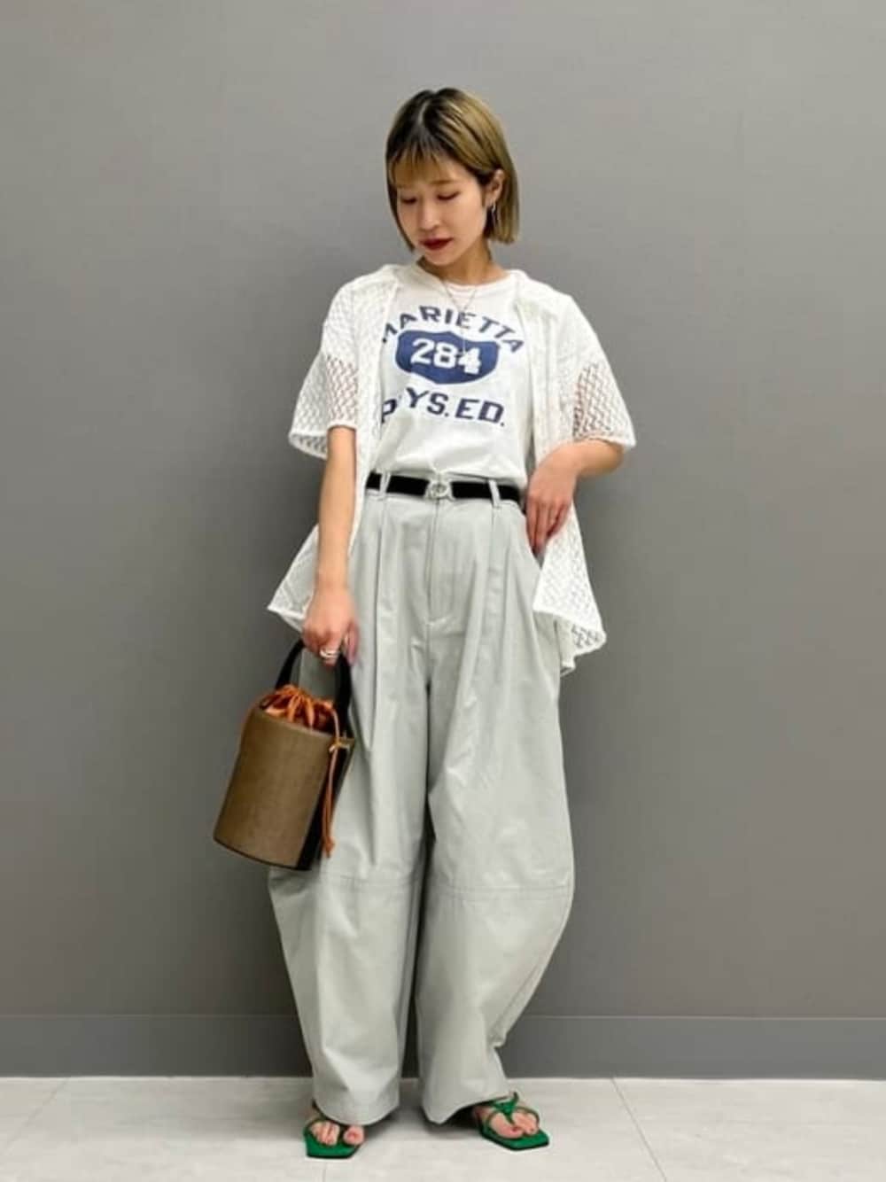 ホワイト系のシャツ/ブラウス、グレー系のその他パンツ、シルバー系のネックレスを着用したレディースの春コーディネートの1枚目の写真