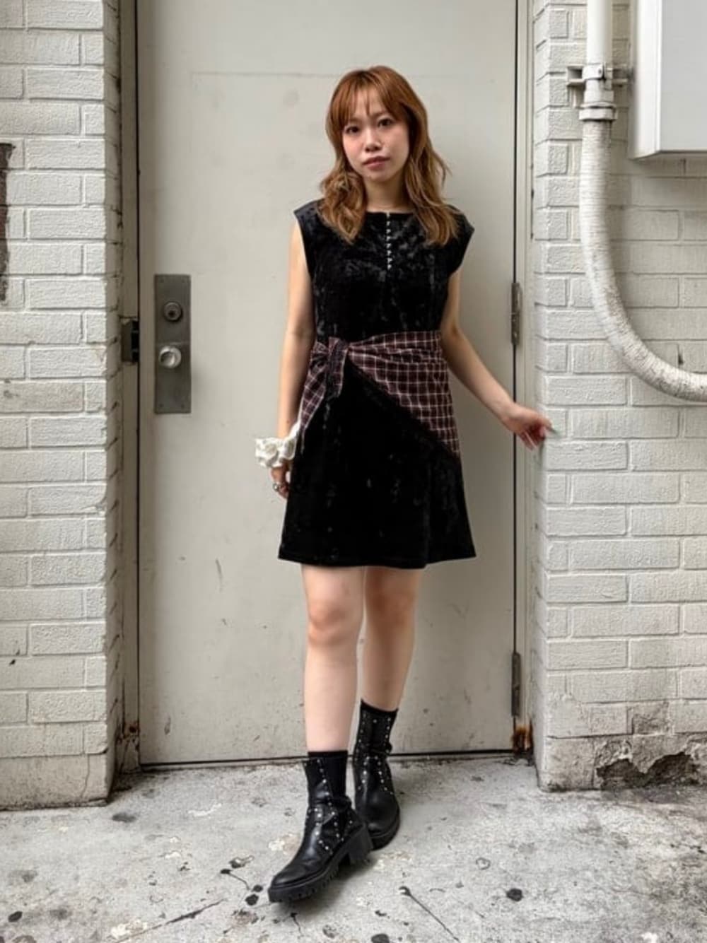 ブラック系のワンピース、ブラウン系のシャツ/ブラウスを着用したレディースの夏コーディネートの1枚目の写真