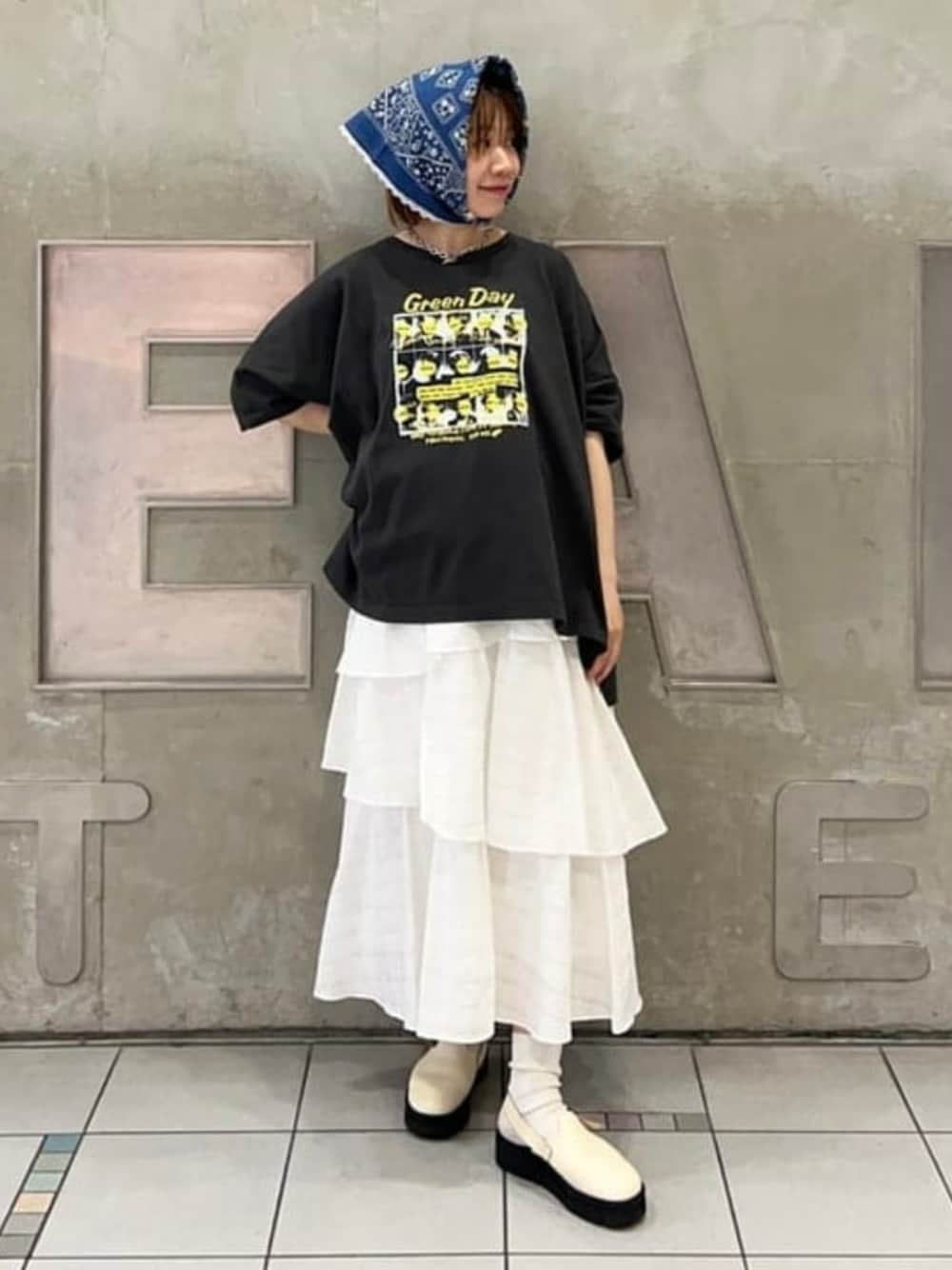 ブラック系のTシャツ/カットソー、ホワイト系のスカートを着用したレディースの春コーディネートの1枚目の写真