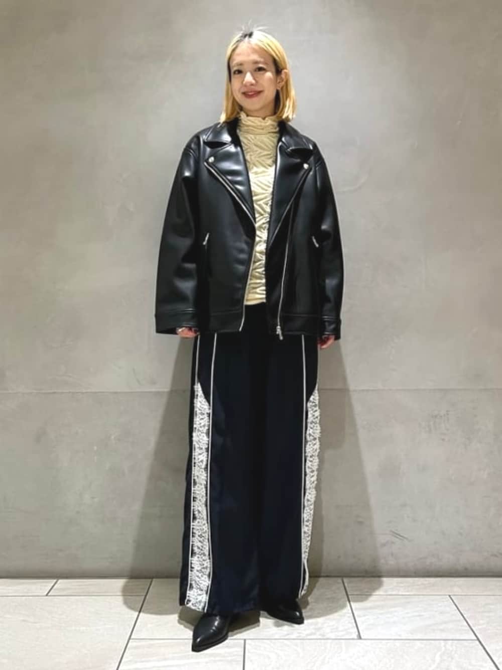 ブルー系のその他パンツ、ホワイト系のTシャツ/カットソー、ブラック系のライダースジャケットを着用したレディースの冬コーディネートの1枚目の写真