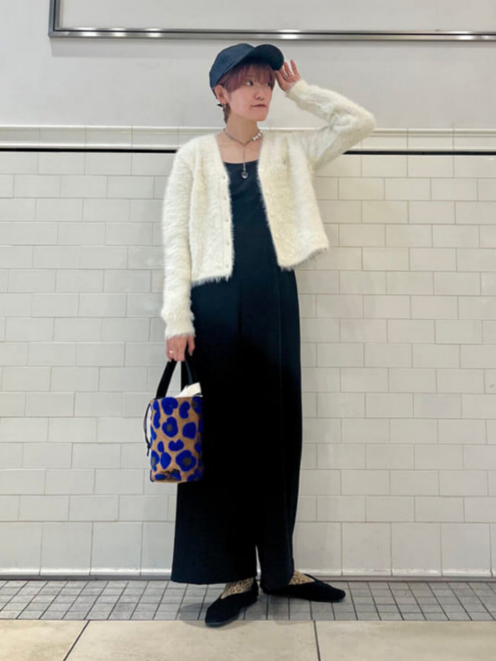 ホワイト系のカーディガン/ボレロ、ブラウン系のトートバッグ、ブラック系のその他パンツを着用したレディースの秋コーディネートの1枚目の写真