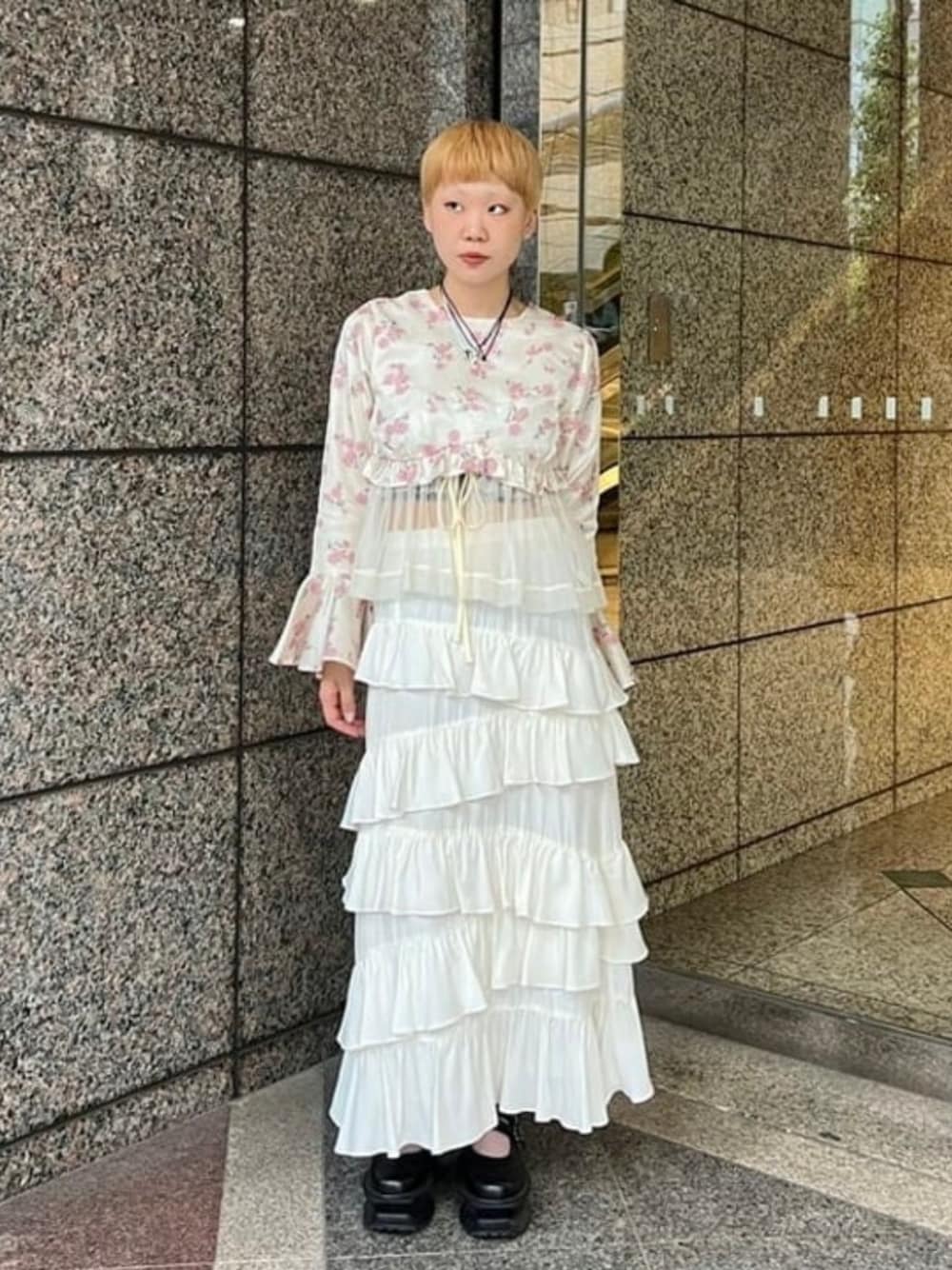 ホワイト系のTシャツ/カットソー、ホワイト系のスカート、ブルー系のネックレスを着用したレディースの夏コーディネートの1枚目の写真