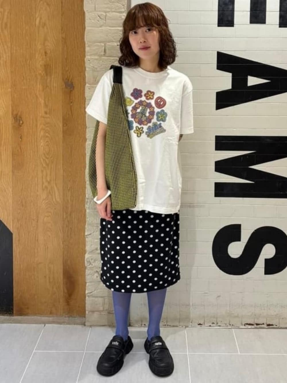 ホワイト系のTシャツ/カットソーを着用したレディースの夏コーディネートの1枚目の写真