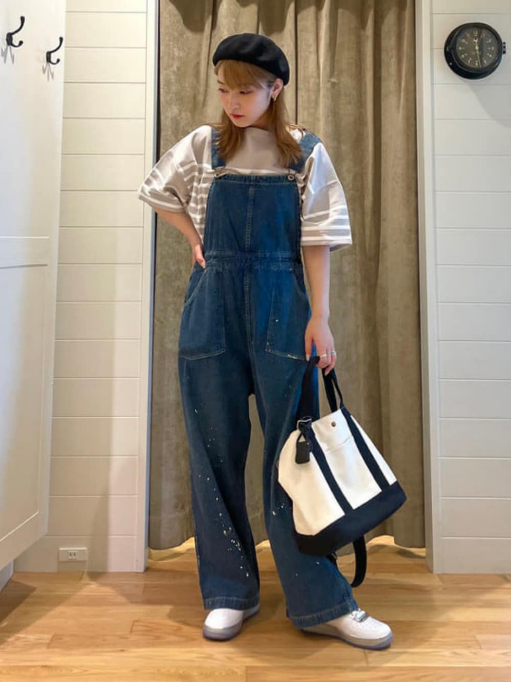ブラック系のトートバッグ、その他のTシャツ/カットソー、ブラック系のハンチング/ベレー帽を着用したレディースの夏コーディネートの1枚目の写真