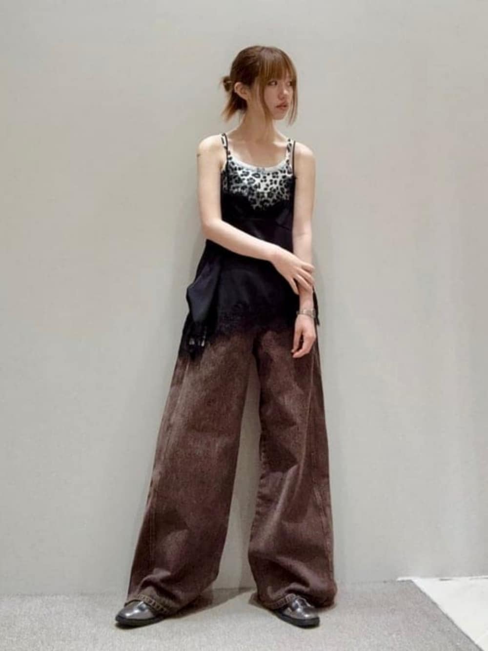 ブラウン系のデニムパンツ、ブラック系のシャツ/ブラウス、ブラック系のTシャツ/カットソーを着用したレディースの夏コーディネートの1枚目の写真